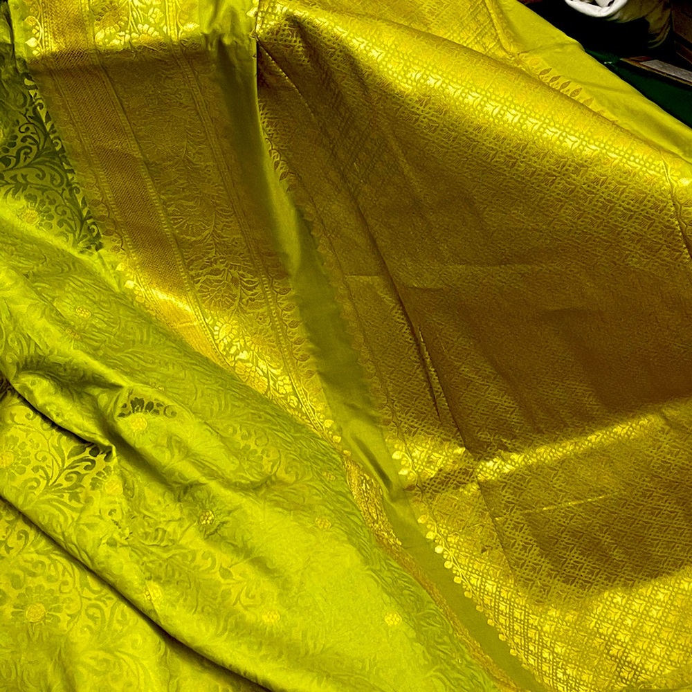 Beautiful lime green silk banarasi saree . Blouse pieces attached.